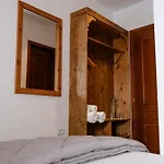 4 Boutique
