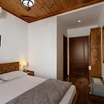 4 Boutique